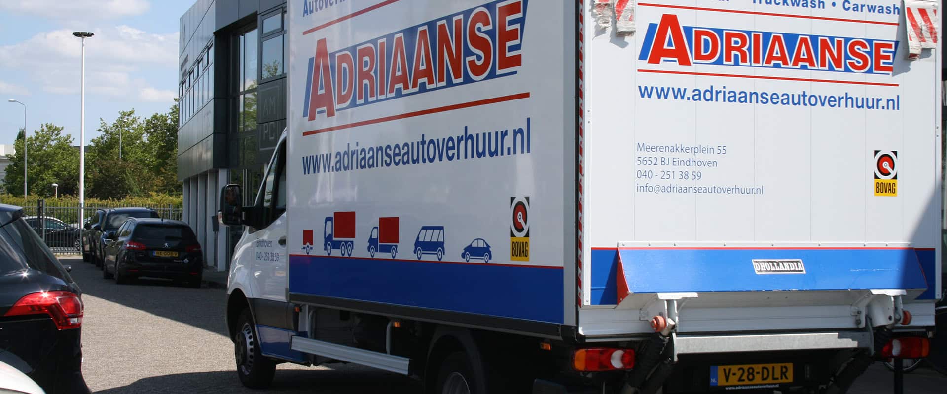 Bestelwagen van Adriaanse Autoverhuur bij bedrijfspand