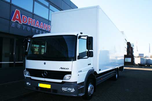 Witte Mercedes Atego bakwagen bij Adrians Autobedrijf
