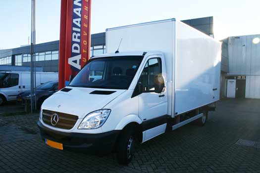 Witte Mercedes bestelwagen met gesloten laadbak