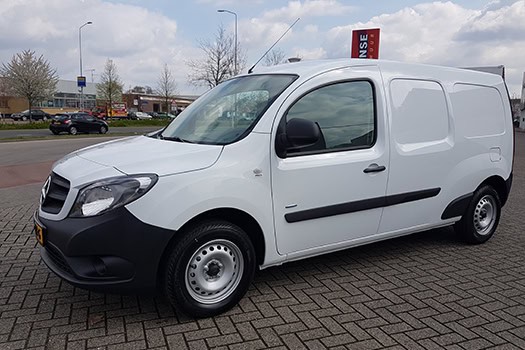 Witte Mercedes-Benz bestelwagen geparkeerd op straat