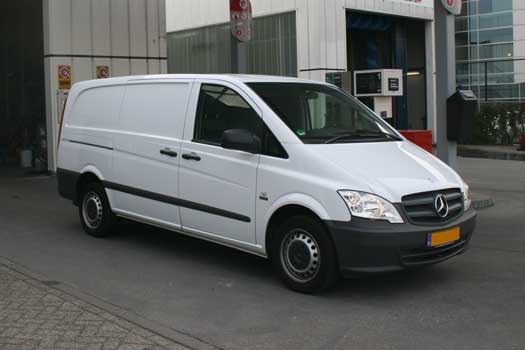 Witte Mercedes-Benz bestelbus bij een garage