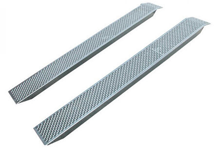Twee metalen antislip oprijplaten met geribbeld oppervlak
