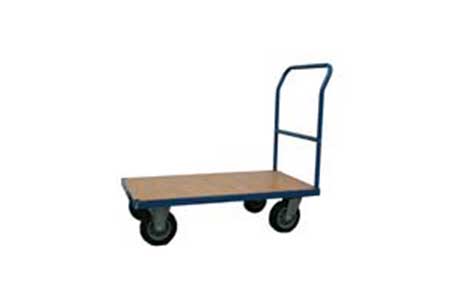 Houten plateauwagen met blauwe duwbeugel en vier wielen